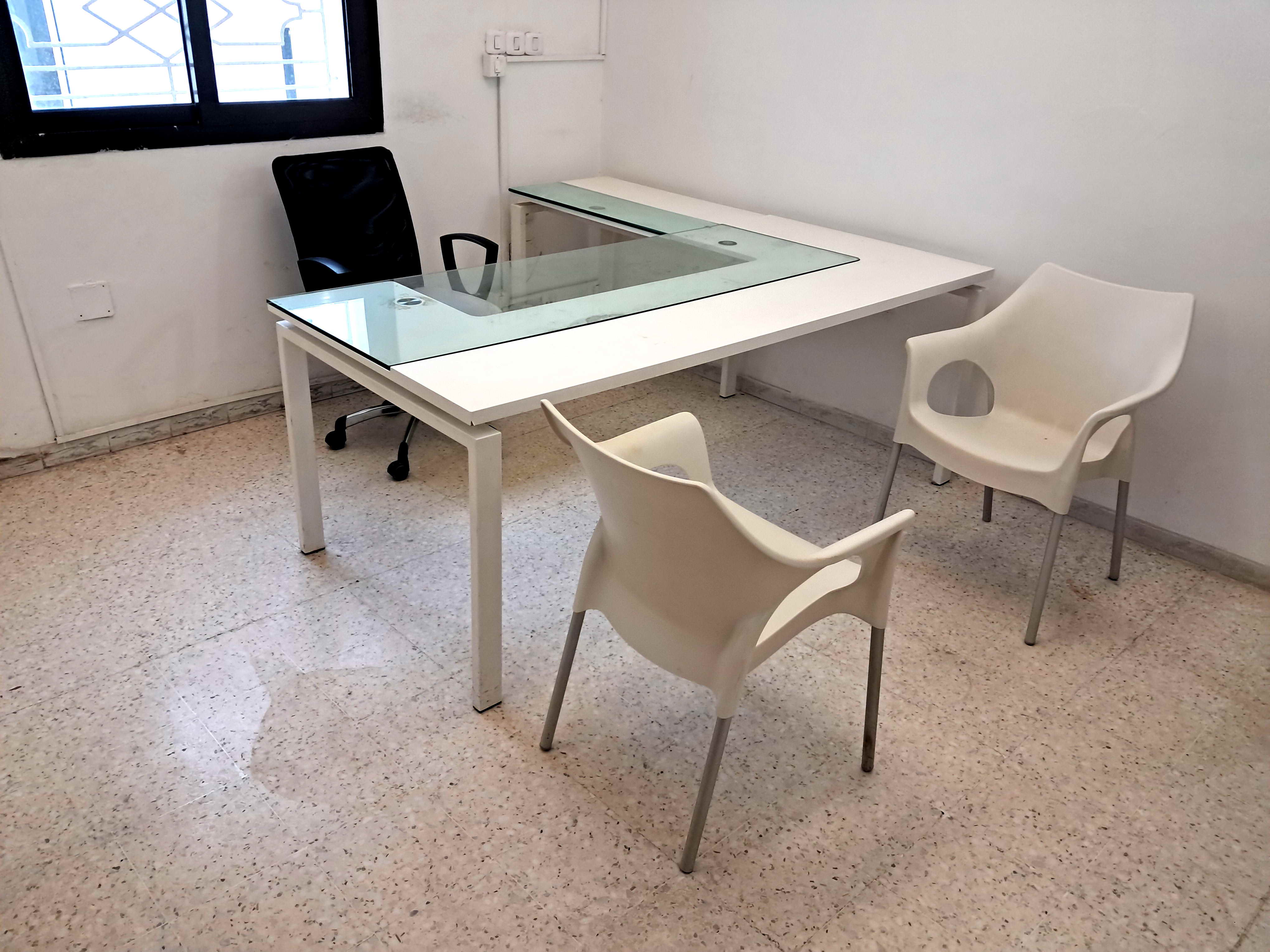 Cite El Khadra&nbsp;Zone urbaine nord&nbsp;Location&nbsp;Appart. 4 pi�ces&nbsp;Bureau priv� avec parking au centre urbain nord