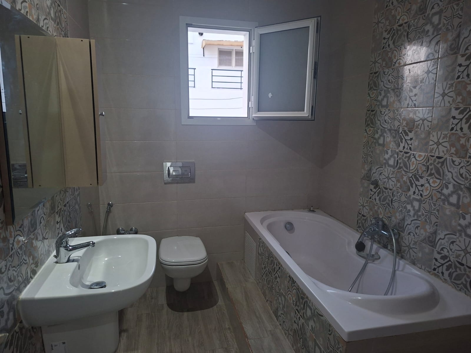 Mnihla&nbsp;Jardins d'el Menzah&nbsp;Location&nbsp;Appart. 4 pi�ces&nbsp;S plus 3 � jardin d'el menzah