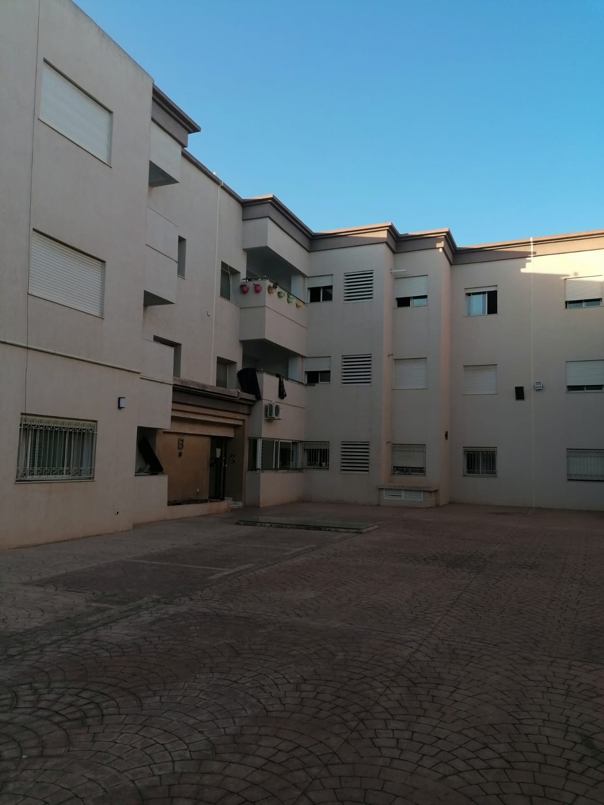 La Soukra&nbsp;Chotrana 1&nbsp;Location&nbsp;Appart. 2 pi�ces&nbsp;S 2 � residence khadija pr�s facult� ibn khaldoun