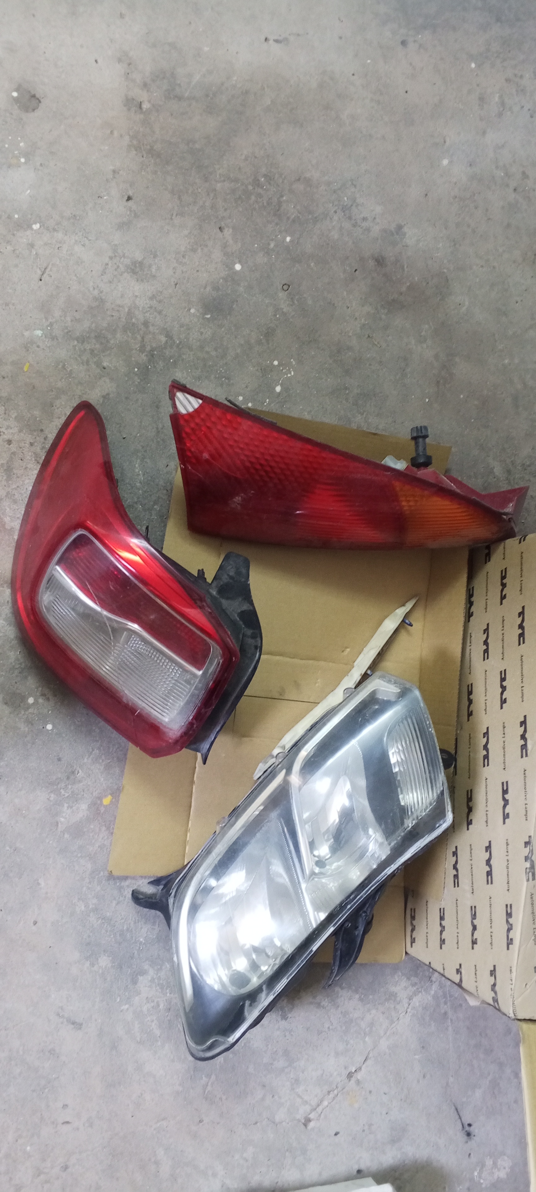 Ben Arous&nbsp;Ben Arous&nbsp;Pi�ces D�tach�es&nbsp;Carrosserie et R�troviseurs&nbsp;Pieces symbol 2 et ford focus 2003