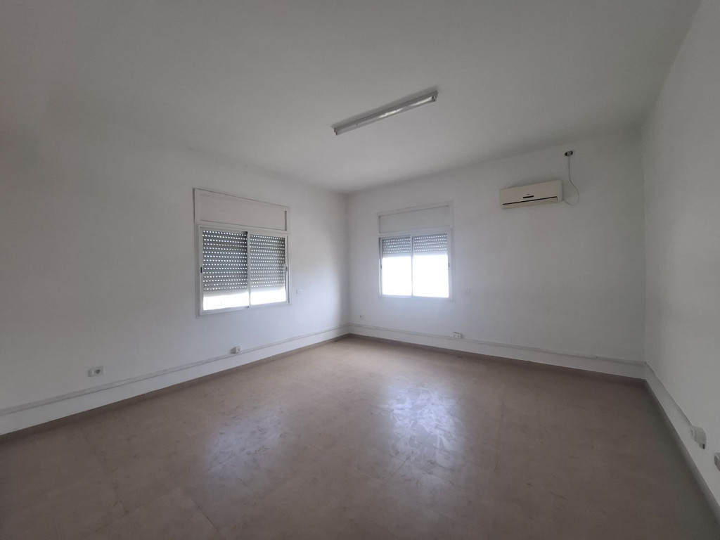 Fouchana&nbsp;Zone Industrielle El Meghira&nbsp;Bureaux & Commerces&nbsp;Bureau&nbsp;Bureau administratif 5p hst � el mghira