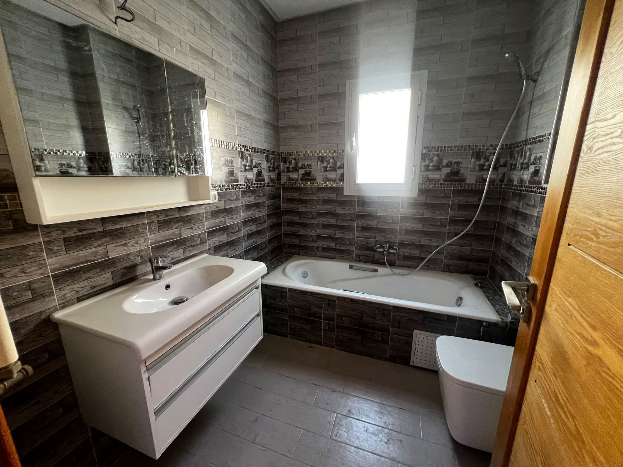 Raoued&nbsp;Cite Ennkhilet&nbsp;Location&nbsp;Appart. 4 pi�ces&nbsp;Etage s3 ennkhilete 1400d