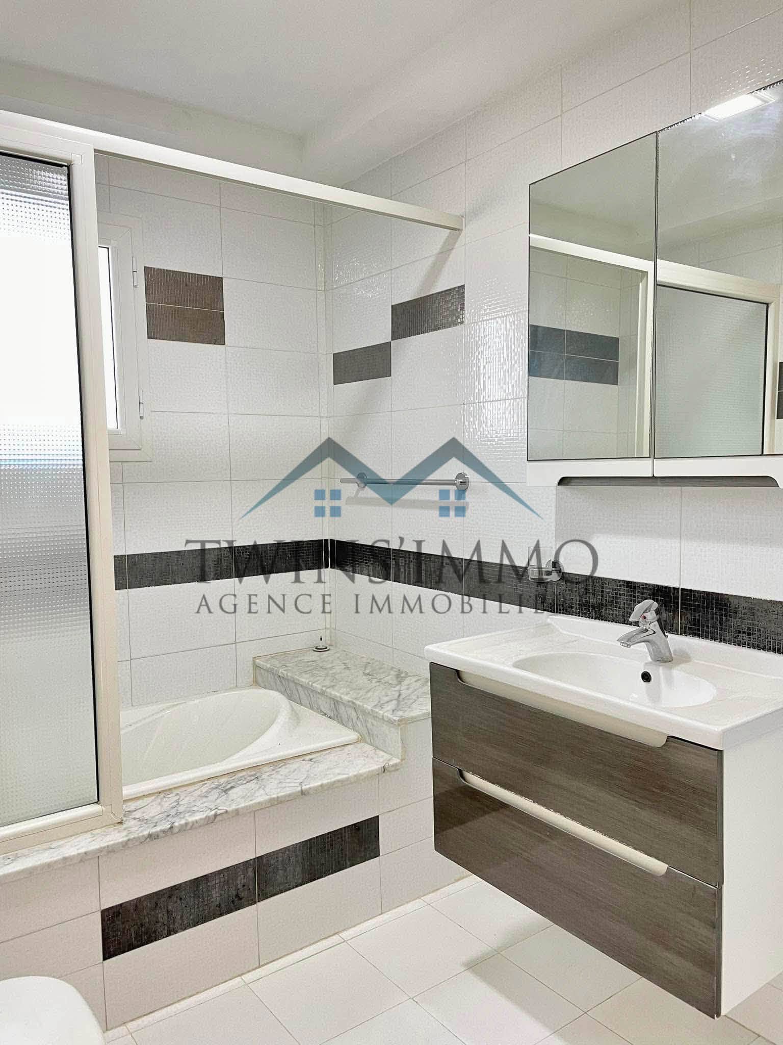 La Marsa&nbsp;Cite Bhar Lazreg&nbsp;Location&nbsp;Appart. 4 pi�ces&nbsp;�tage de villa s4 � la soukra