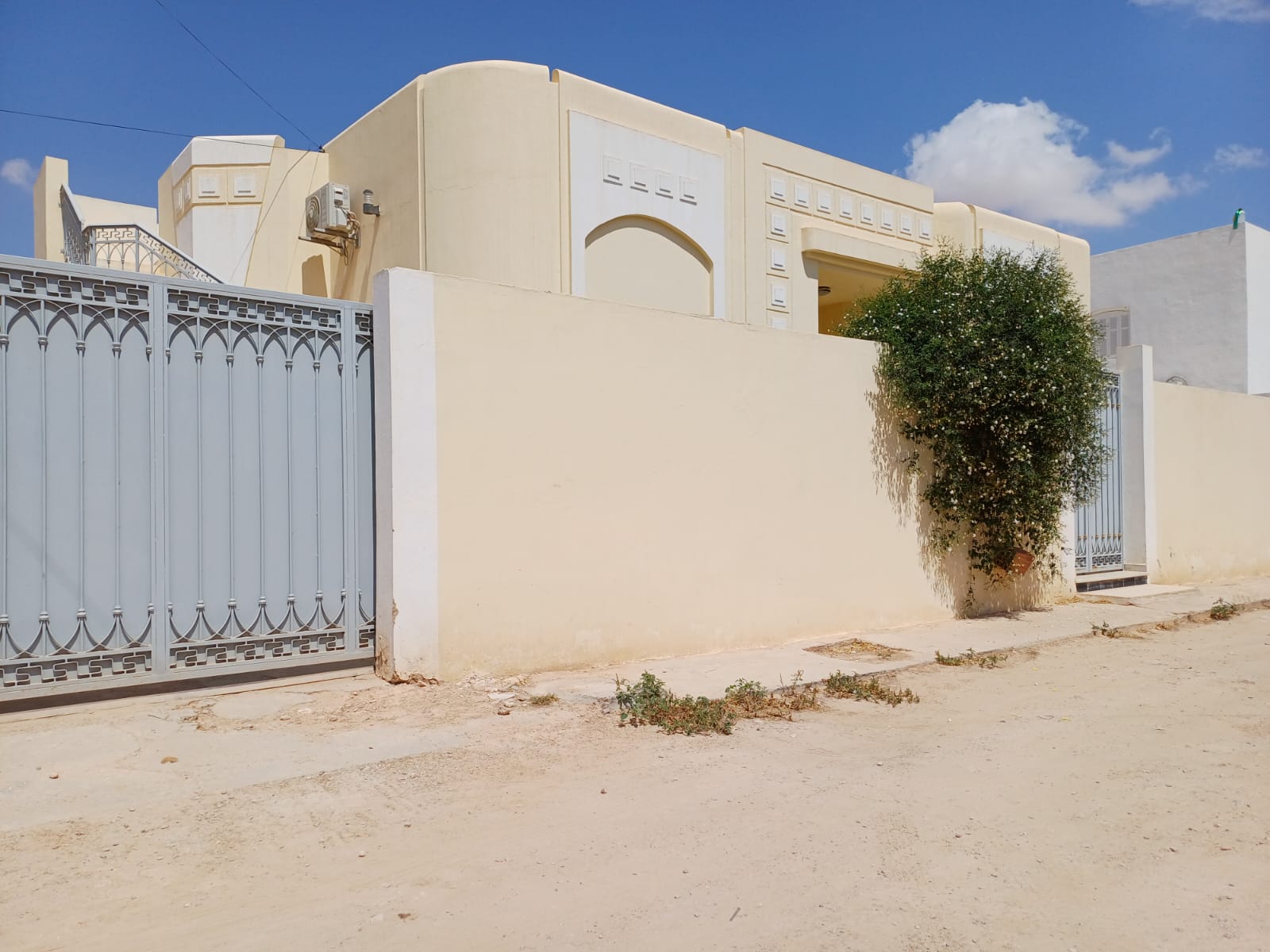 Medenine Sud&nbsp;Medenine&nbsp;Location&nbsp;Maisons&nbsp;Spacieuse villa au rdc avec garage