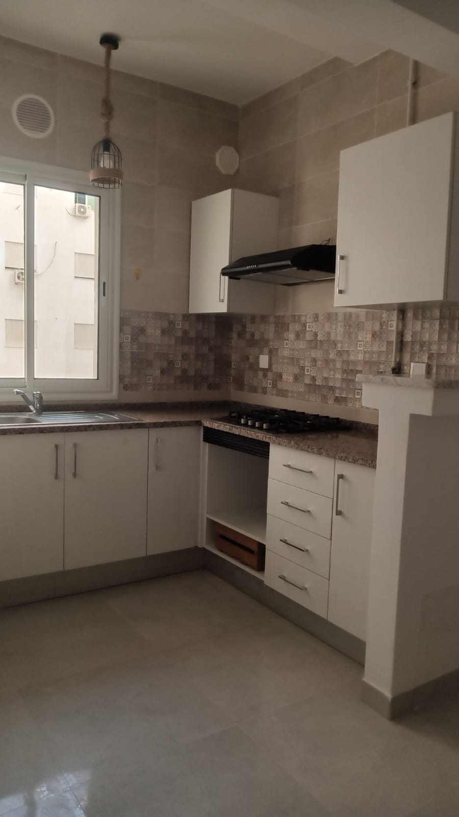 Ain Zaghouan&nbsp;Ain Zaghouan&nbsp;Location&nbsp;Appart. 2 pi�ces&nbsp;S plus un bien entretenu � l'aouina