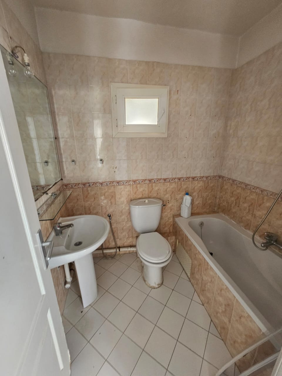 Ain Zaghouan&nbsp;Ain Zaghouan&nbsp;Location&nbsp;Appart. 3 pi�ces&nbsp;Un spacieux s plus deux � l'aouina