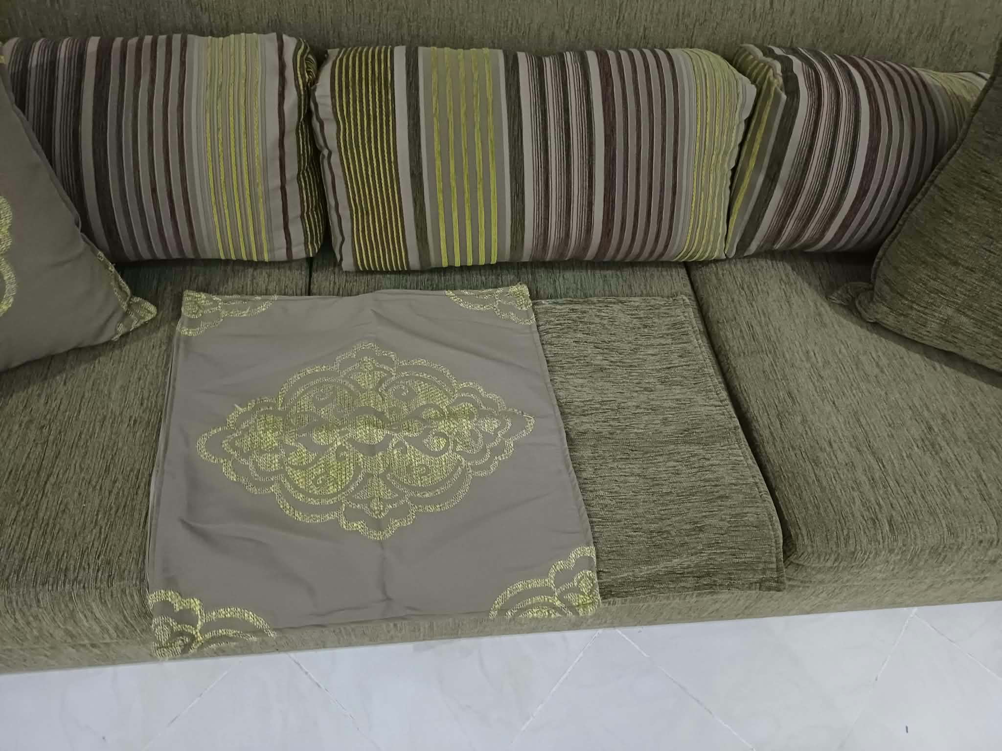 La Soukra&nbsp;Dar Fadhal&nbsp;Salon - Salle � manger &nbsp;Salons&nbsp;Salon moderne 5 places