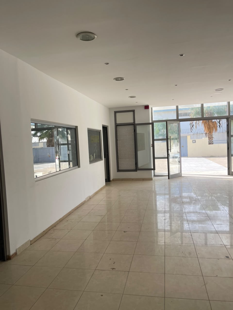Ariana Ville&nbsp;Ariana&nbsp;Bureaux & Commerces&nbsp;Surfaces&nbsp;B�timent commercial � la technopole de chotrana