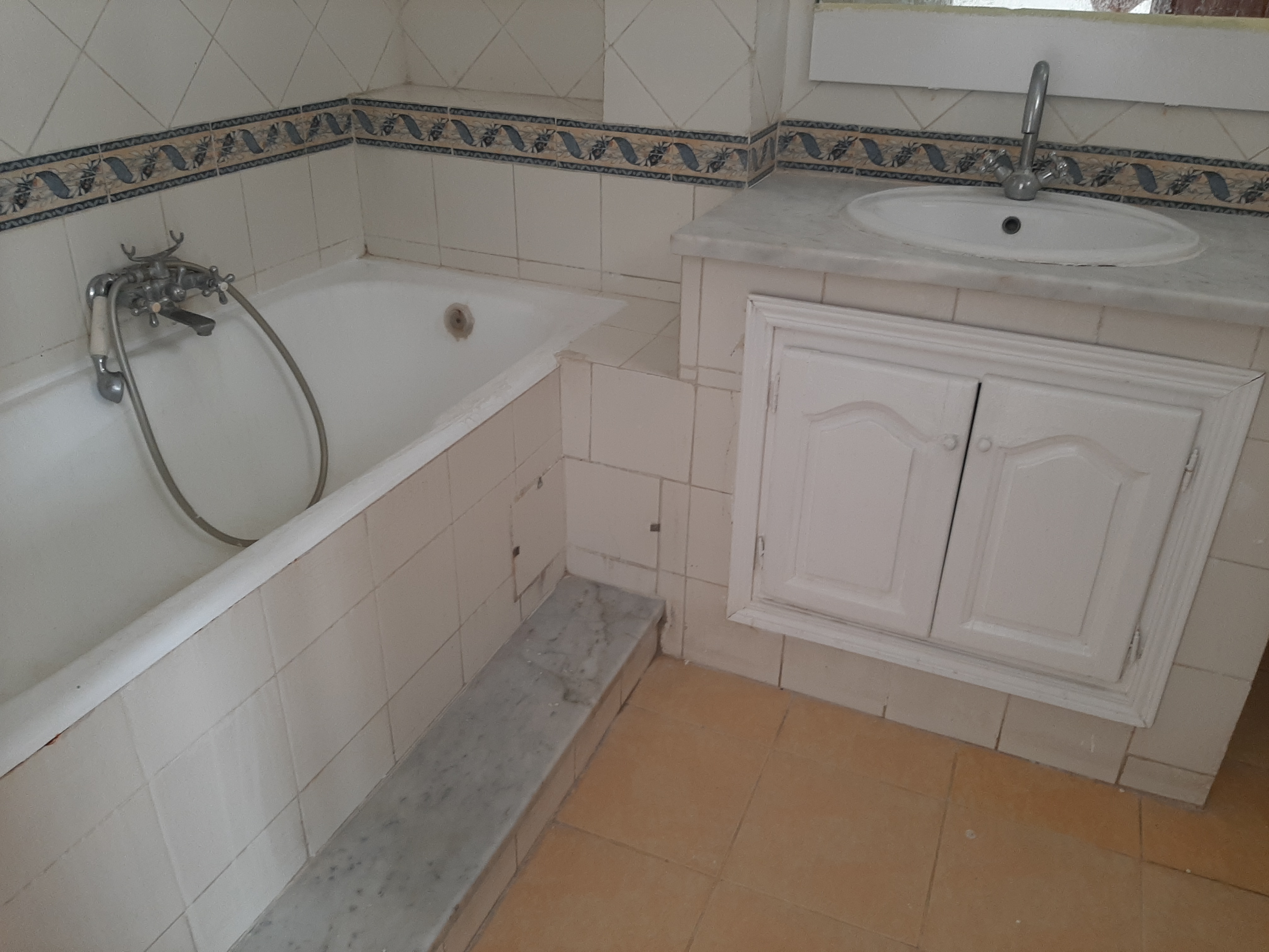 Ariana Ville&nbsp;Cite Ennasr 1&nbsp;Location&nbsp;Appart. 5 pi�ces+&nbsp;Premier etage villa s4 ennasr