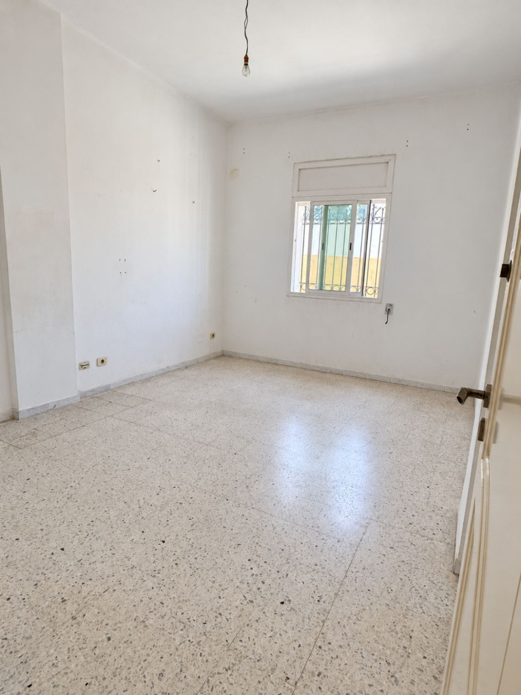 Ben Arous&nbsp;Ben Arous&nbsp;Bureaux & Commerces&nbsp;Bureau&nbsp;S1 de 65 m au rdc � sidi rezig m�grine