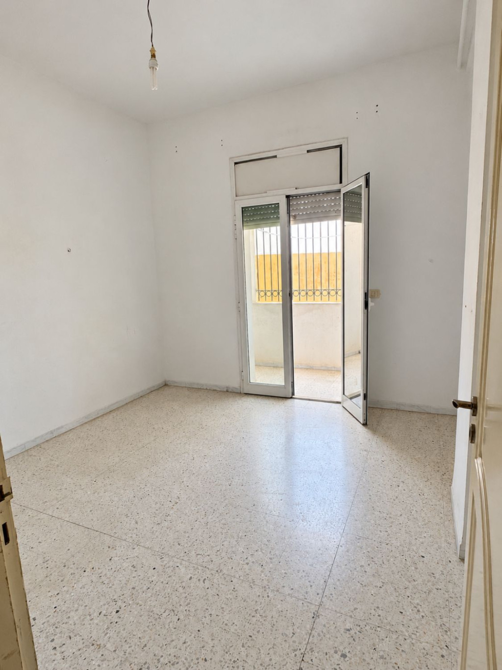 Ben Arous&nbsp;Ben Arous&nbsp;Bureaux & Commerces&nbsp;Bureau&nbsp;S1 de 65 m au rdc � sidi rezig m�grine