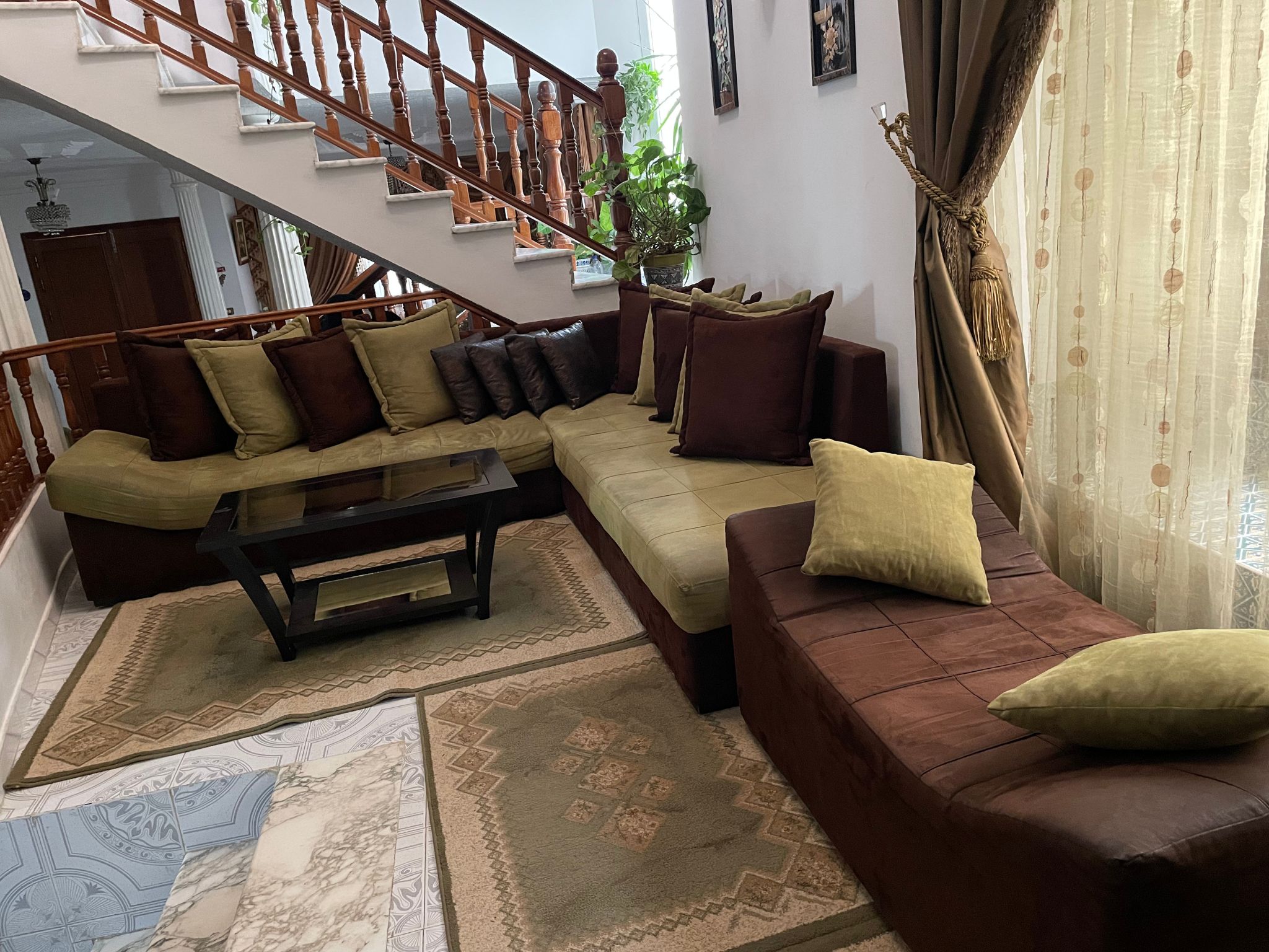 Ariana Ville&nbsp;Ariana&nbsp;Salon - Salle � manger &nbsp;Salons&nbsp;Salon coin en l et table basse tres bon etat