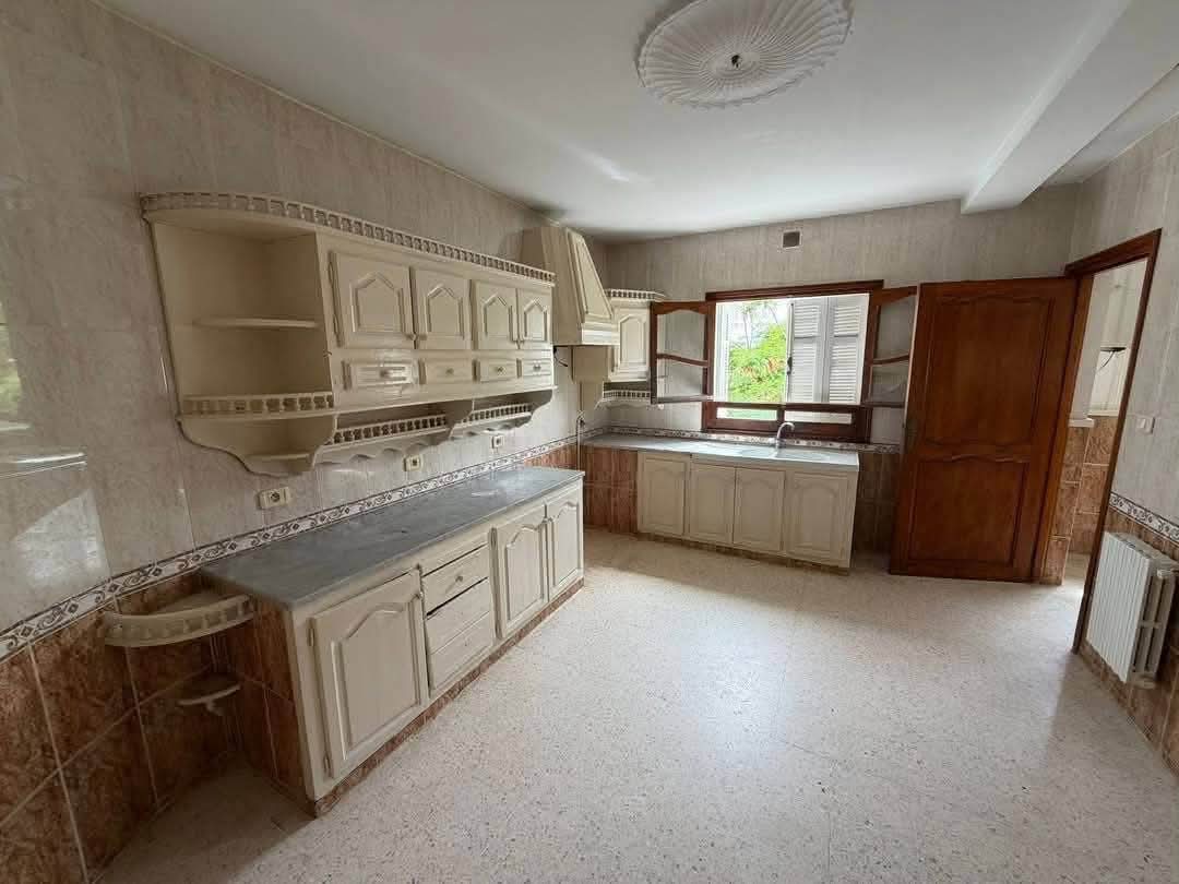 Ariana Ville&nbsp;Cite Ennasr 1&nbsp;Location&nbsp;Appart. 5 pi�ces+&nbsp;S4 1600d ennasr 1