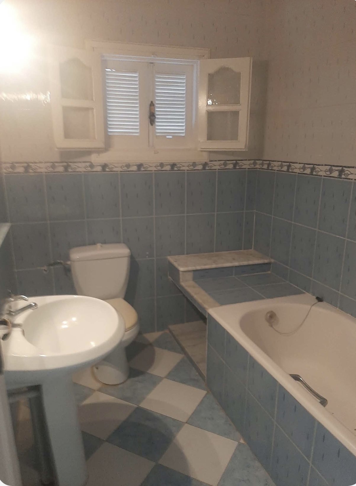 Bizerte Nord&nbsp;Cite Ain Meriem&nbsp;Location&nbsp;Appart. 4 pi�ces&nbsp;Maison bhira bizerte s4