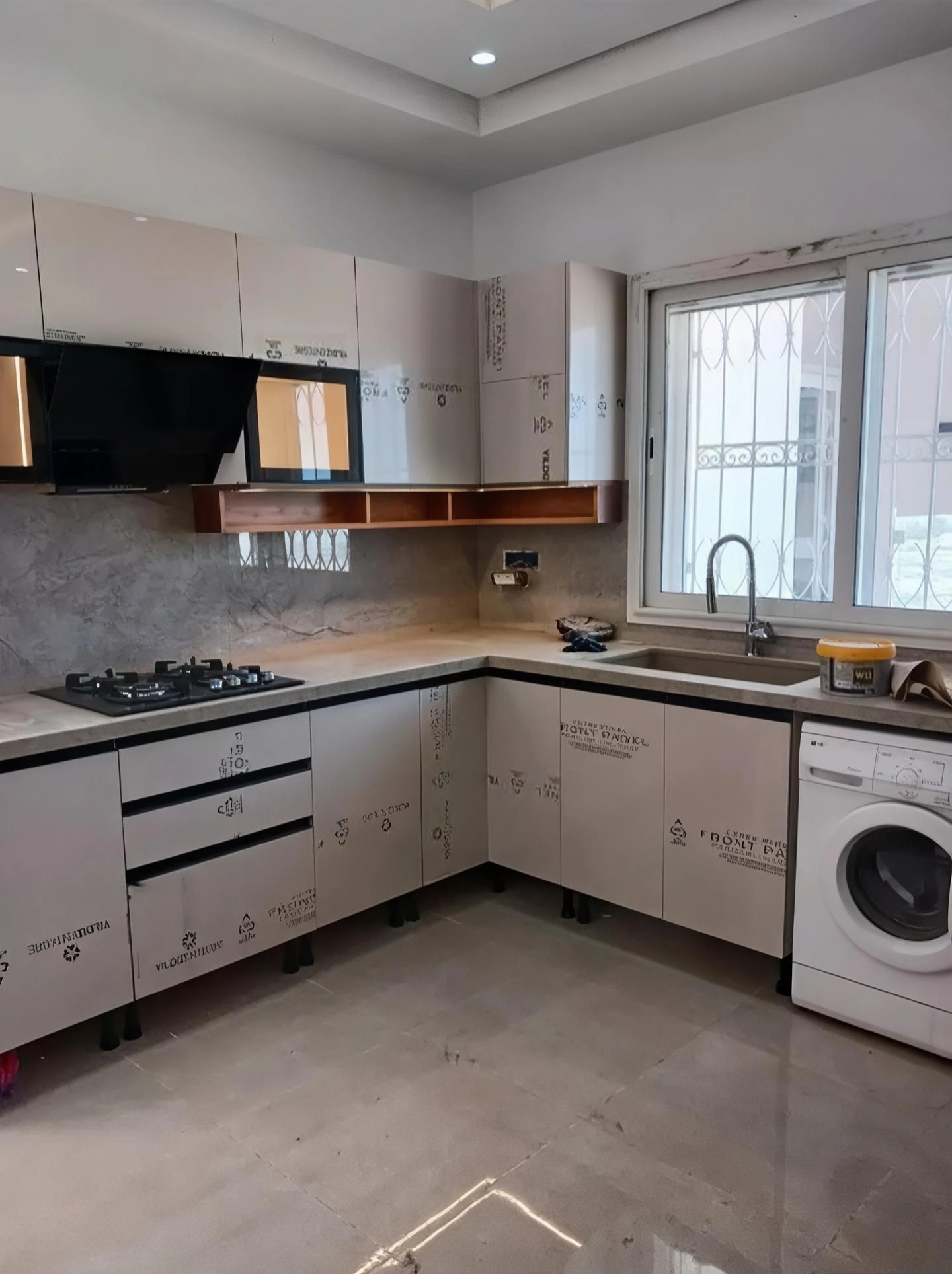 La Soukra&nbsp;Chotrana 3&nbsp;Location&nbsp;Appart. 4 pi�ces&nbsp;Etage de villa vide s3 chotrana 3