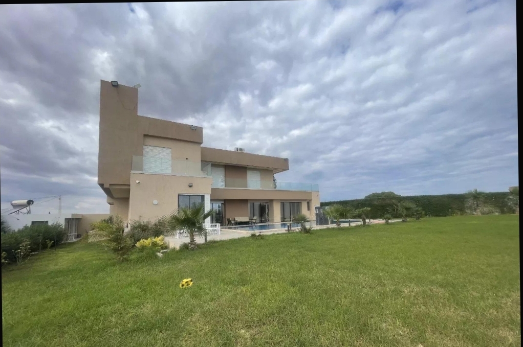 Akouda&nbsp;Chatt Meriem&nbsp;Vente&nbsp;Appart. 2 pi�ces&nbsp;Magnifique villa avec piscine � rmila