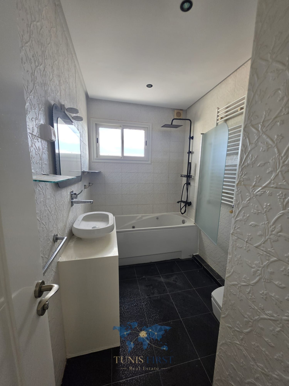 La Marsa&nbsp;Marsa Safsaf&nbsp;Location&nbsp;Appart. 5 pi�ces+&nbsp;Etage de villa vide � marsa cube