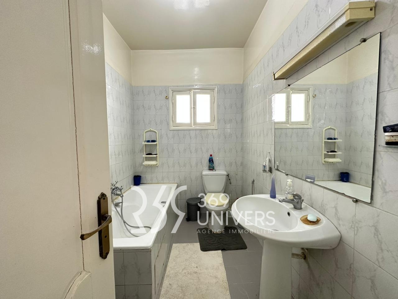 La Marsa&nbsp;Cite Du Stade&nbsp;Location&nbsp;Appart. 4 pi�ces&nbsp;Etage meubl� avec balcon � la marsa ref ra028