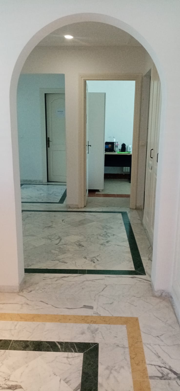 La Marsa&nbsp;Berge Du Lac&nbsp;Location&nbsp;Appart. 3 pi�ces&nbsp;Local a usage bureautique a lac en face movenpick